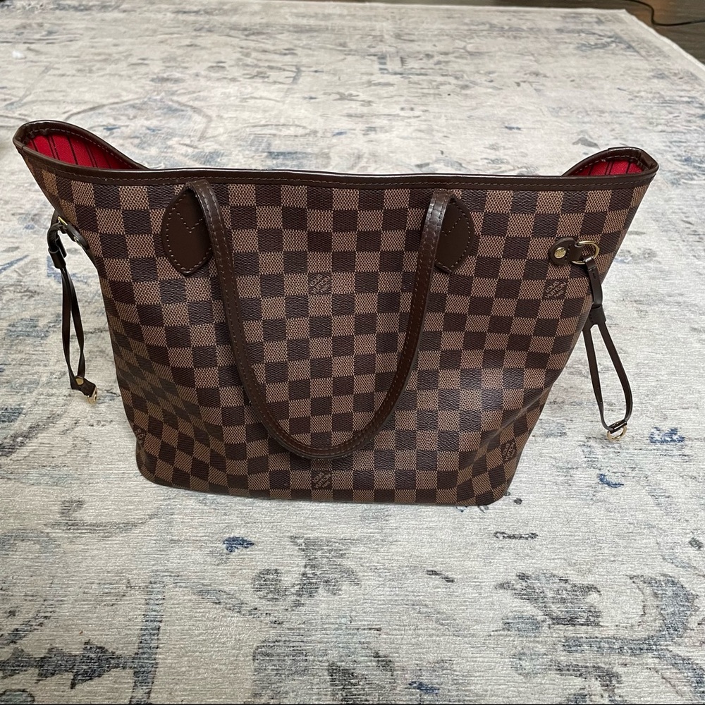 Louis Vuitton Neverfull Bag - Picture 4 of 11